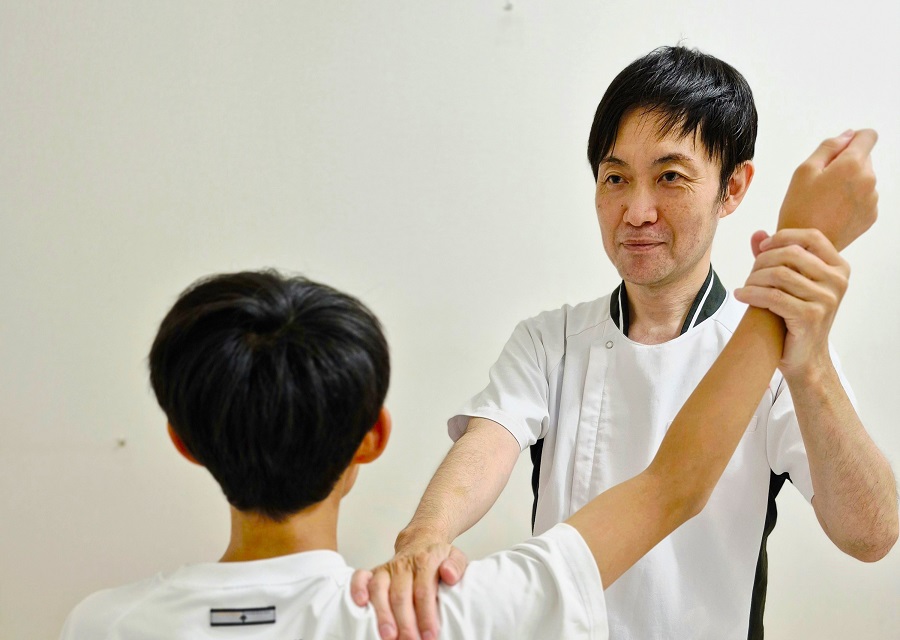 痛みの箇所や、関節の動きなどを確認します